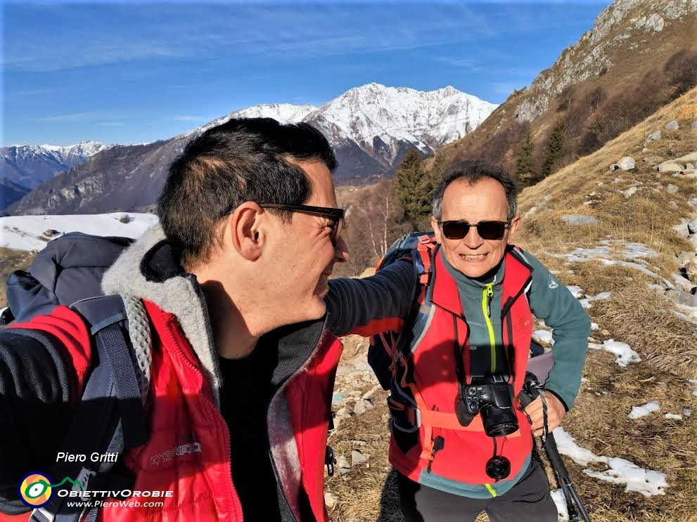 12 Terminata la salita nel bosco usciamo sui prati aperti con vista anche in Menna.jpg